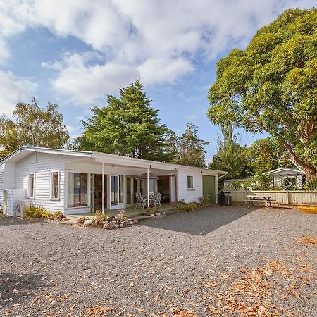 Lake Edge Cottage - Waitahanui Holiday Home Bagian luar foto
