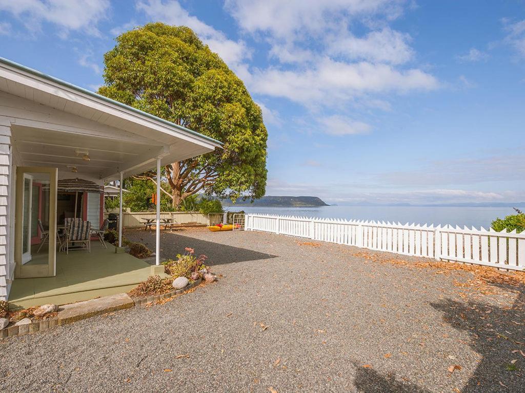 Lake Edge Cottage - Waitahanui Holiday Home Bagian luar foto