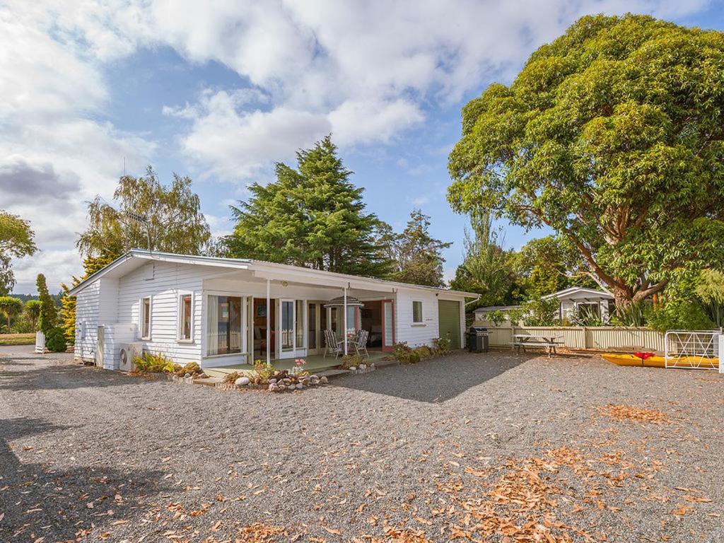 Lake Edge Cottage - Waitahanui Holiday Home Bagian luar foto