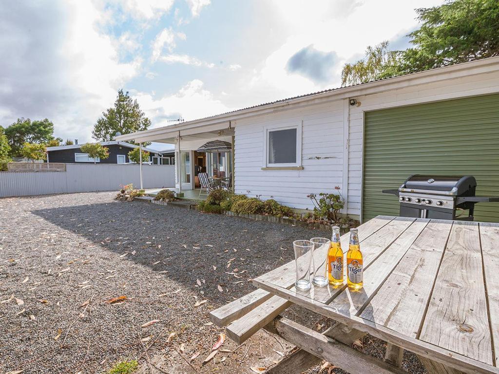 Lake Edge Cottage - Waitahanui Holiday Home Bagian luar foto
