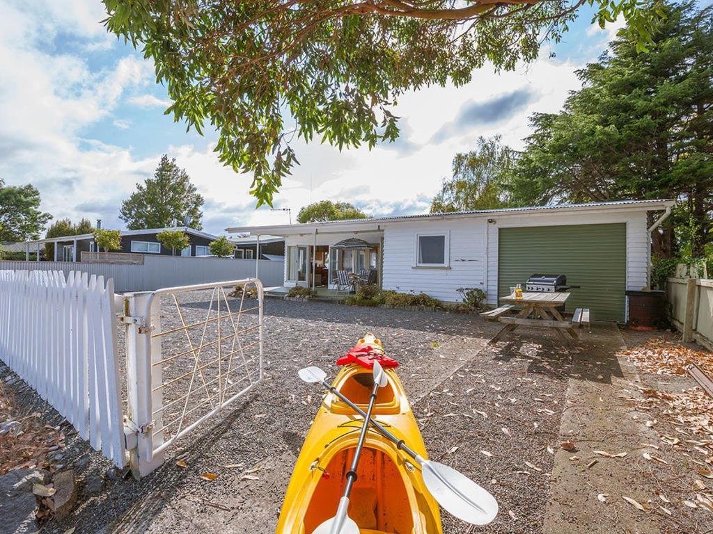 Lake Edge Cottage - Waitahanui Holiday Home Bagian luar foto