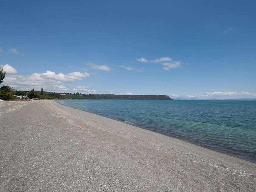 Lake Edge Cottage - Waitahanui Holiday Home Bagian luar foto